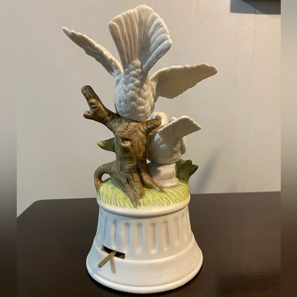 Vintage Sanyo turtle doves porcelain bisque musical rotating piece - Picture 4 of 10